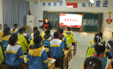 桓台县实验小学学生晨读宪法
